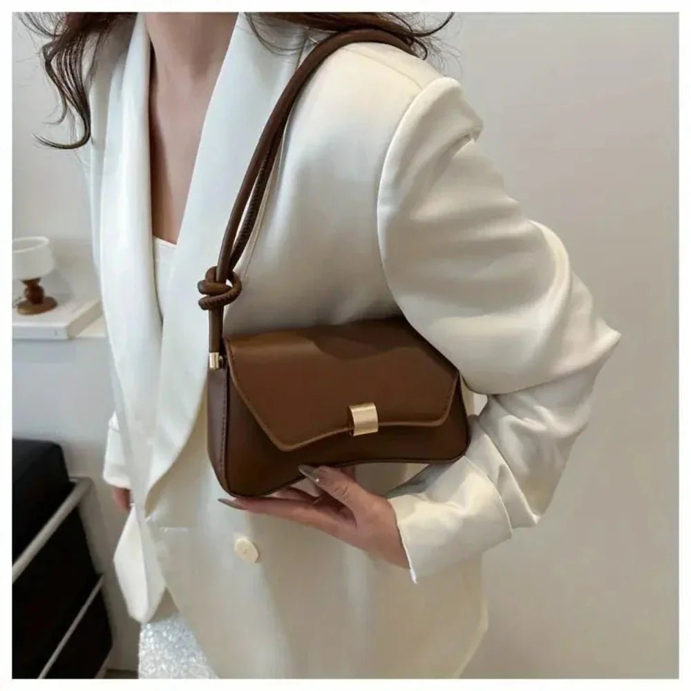 DAPHNE | RETRO CROSSBODY - VESKE MED KLAFF – fra Nordic Boutique & Co. | Nordic Boutique & Co.