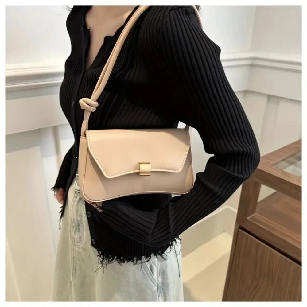 DAPHNE | RETRO CROSSBODY - VESKE MED KLAFF – fra Nordic Boutique & Co. | Nordic Boutique & Co.